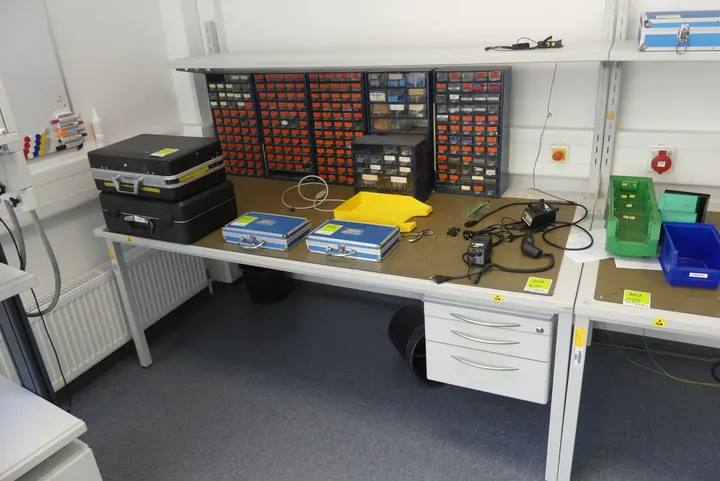 1x ESD-Arbeitsplatz, mit Inhalt Maße in cm ca: 200 x 100 x 78